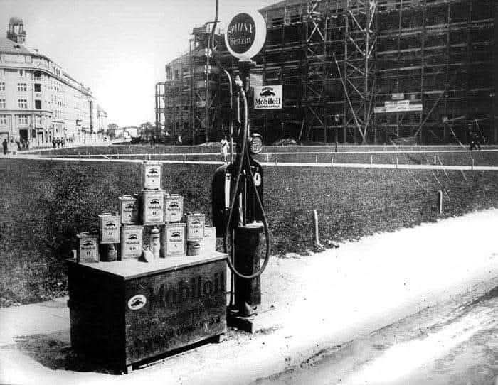 Benzinska stanica na zapadnoj strani Trga kralja Petra I. 1933. godine